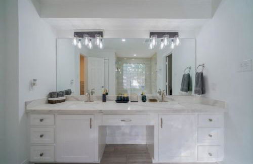 Bright and Spacious Home for w Pool -over 30 Nights- - Foto 27