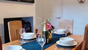 Sleek 3-Bedroom Home, Patio & High-Speed Wi-Fi - Foto 2