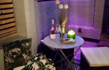 Cosy 2-Bed Home by Pink Flamingo Holdings, Perfect for Business & Groups - Photo 6