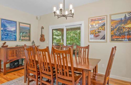 Near Asheville Hot Tub Fire Pit BBQ Sleeps 10 - Foto 14