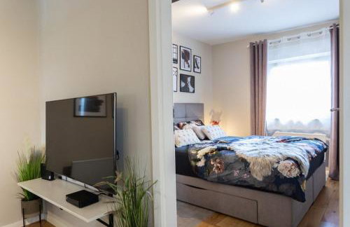 Stylish Urban Oasis - Design 2BR Apartment with Parking - Photo 15