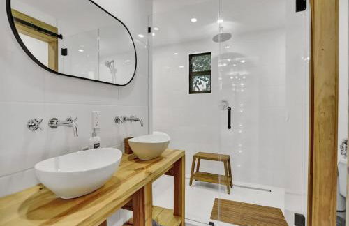 Lakefront Villa with Heated Pool Kayaks and Outdoor Fun - Foto 15