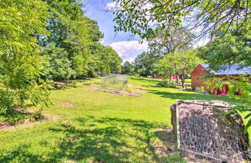 Charming Farm Cottage with Fire Pit and Grill! - Foto 26
