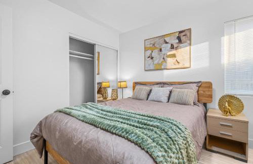 Entire Private Home with 4 Bedrooms 2 Bathrooms, Hot Tub, King Bed, 80 TV, Gated Yard, Ranch Style, Available Now - Foto 41