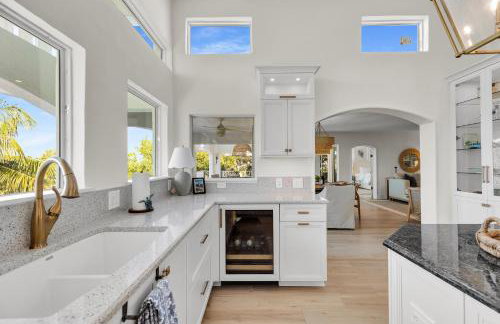 NEW LISTING! Reel Joy Waterfront Luxe with Pool and Private Dock home - Foto 33