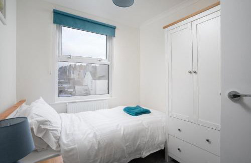 Large newly refurbished modern house, part sea views, south facing garden, parking - Photo 22