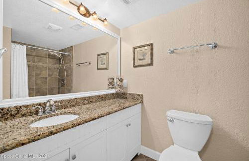 Coastal 2BR Oceanfront Escape, Steps from Sand & Pool - Foto 12