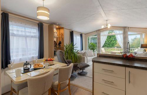 Lake View Holiday Home - Fishing Lakes, Heated Outdoor Swimming Pool 500yrds on Sister Park , Pool Open April to September - Foto 8