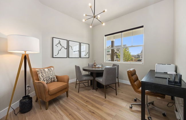 Upscale Waterfront Estate With Mountain Sunset Views - Foto 33