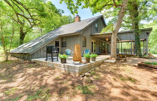 Cozy Oklahoma Retreat with Patio, Fire Pit and Grill! - Foto 2