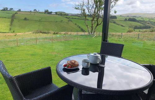 Luxury Glamping Cabin sleeping 4 People with Private Hot Tub and BBQ with views across the North Coast Ballycastle Pod 2 - Foto 55