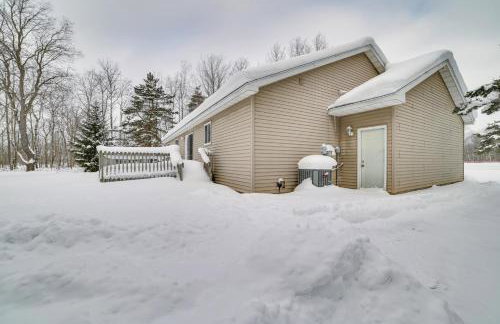 Cozy Mancelona Home Ski, Golf and Snowmobile! - Foto 21