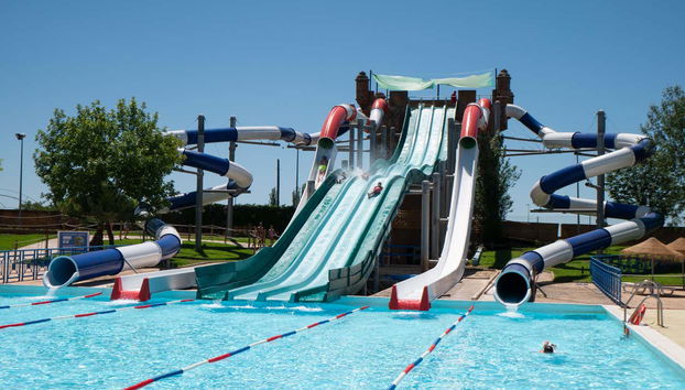 Tobogãs do parque aquático Lusiberia