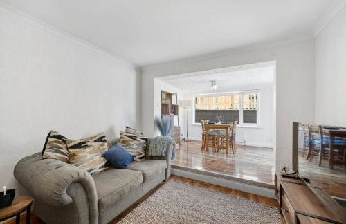 Minutes from the port of Dover, free WiFi, free offroad private parking and rated a guest favourite on Air b nb! - Foto 14