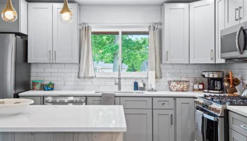 Spacious and Luxury Designed Ranch with Game Room - Foto 2, stove