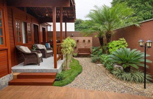 Casa com Piscina e Jardim, Próxima da Praia Brava - Foto 7