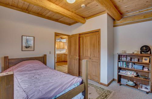 Deck and Pond Views! 2-Acre, Woodsy Rocky Mtn Haven - Foto 14