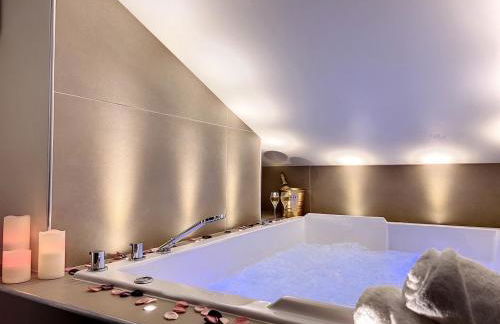 Cocon Blanc câlin avec Jacuzzi privatif - LoveRoom Insolite - Foto 1