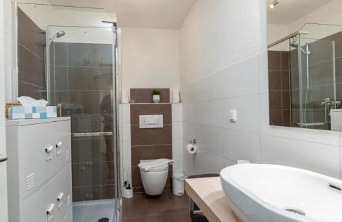 Riesling Appartement for 2 - 4 People - Billiards - Balcony with Mosel View - Parking - Wine Barrel Bar - Fully Equipped Kitchen - Netflix - WaipuTV - 3 km from Cochem - Foto 4