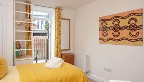 2 Central, spacious, apartment with private patio - Photo 2