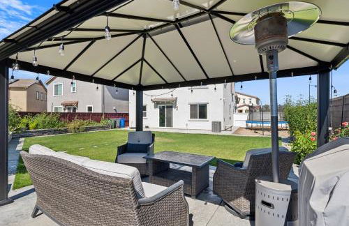 Spacious 3BR Home with Charming Backyard home - Foto 33