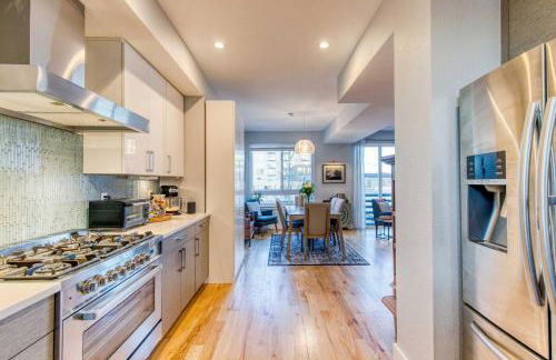 Walk to Empower Field Townhome with Hot Tub! - Foto 15