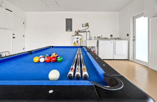 Spacious 4BR/3BA pool home, stylishly decorated - Foto 50