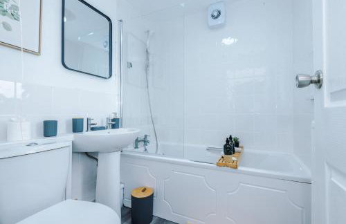 The Acacia Lodge - Beautiful & Modern 3-BR with FREE Parking - Perfect For Business or Work Stays by Parydise Properties - Foto 34