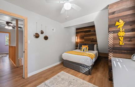 Sweet Pine Deck + Hot Tub, Cozy Modern Interior Close to Ski Resort! - Foto 61