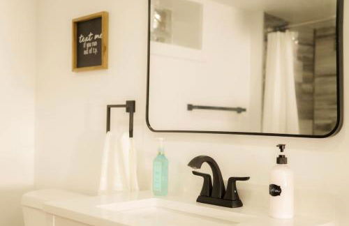 The Minimalist Escape - Modern 1BD in the Heights - Foto 32