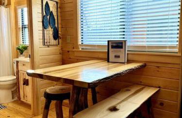 2 Bedroom Log Cabin on Lake James with Loft- Private Resort Amenities - Foto 2