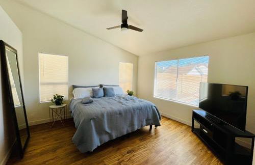 Glendale Gem with Pool & Office in Prime Location - Foto 15