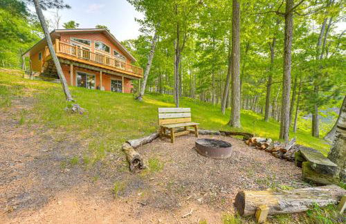 Four-Season Lake Cabin with Canoe and Paddle Boat! - Foto 24