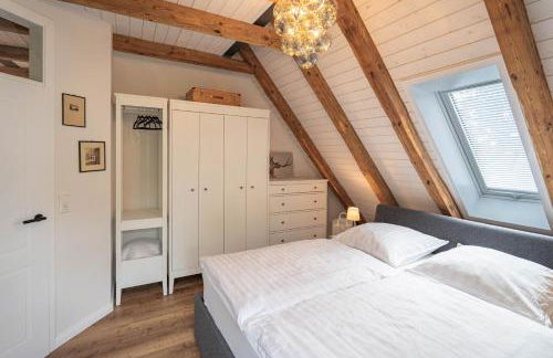 Traumhafte Ferienwohnung am Park, großer Balkon, voll ausgestattete Küche, Schreibtisch, WiFi, Smart TV, Carport, Wallbox, Fahrräder - Foto 42