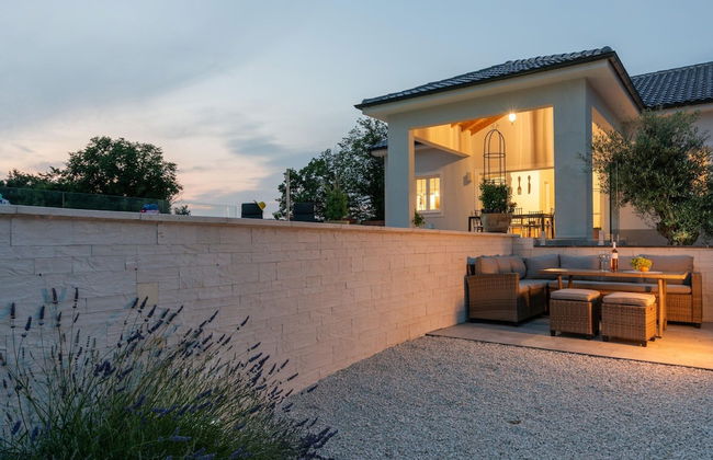 Modern Villa With Swimming Pool and Fenced Garden - Photo 11