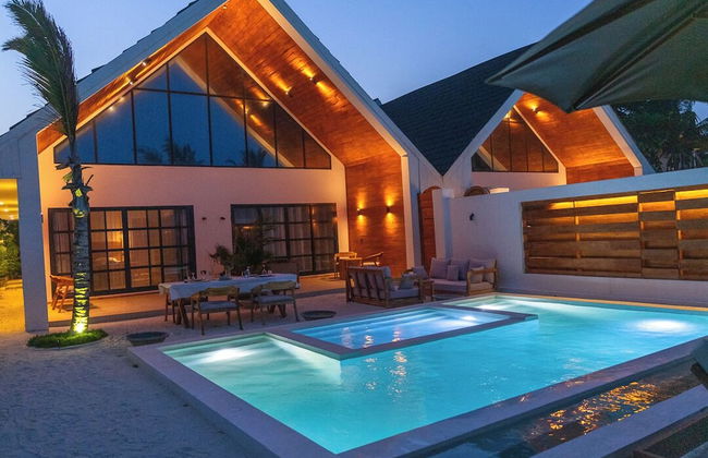 Solymar Staffed Beach Front Villa - Photo 41