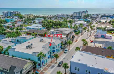 ON Flagler Avenue! Dog Friendly with Balcony and Parking Walk to the Beach! - Foto 5