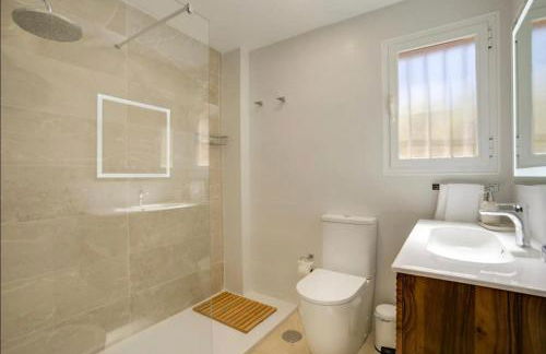 No10 - Beachfront Estepona close to port, 2 bedroom, 2 bathroom, sleeps 5 - Photo 18