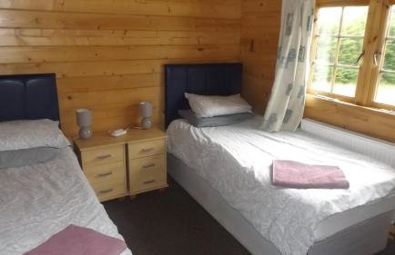 Spacious 3 bedroom cabin at Avonvale Holiday Lodge - Photo 9