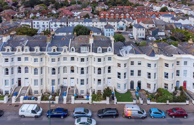 Seafront Apartment Private Garden & Free Parking - Foto 33