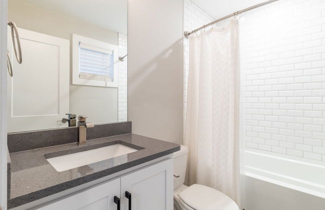 Monty by Avantstay 4bdr 4BA Balcony w Outdoor Seating 5mins to DT - Photo 27