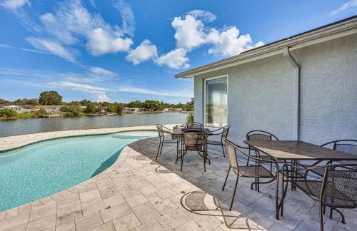 Sunset Views and Hot Tub Lakefront Holiday Retreat! - Foto 26