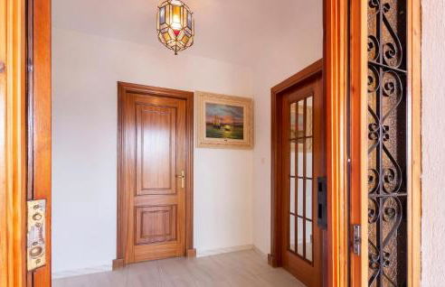 Gorgeous Home In Alhaurin De La Torre - Photo 24