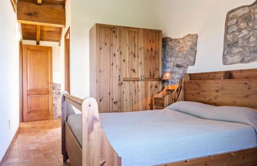 Tranquil Village Stay with Fireplace - Photo 22