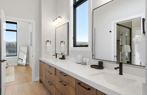 Luxury Hideout w Hot Tub Steam Shower - Photo 44