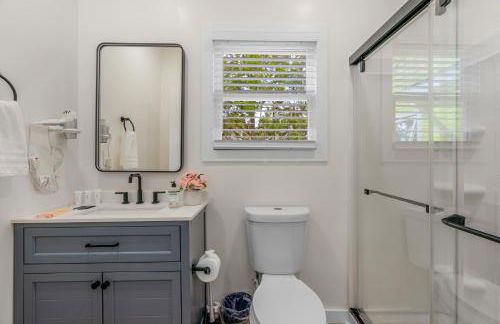 Stylish 4BR Haven: Serene Backyard and Fire Pit - Foto 56