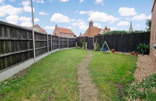 Charming 3-Bed Home in Quaint Lincolnshire Village - Photo 17