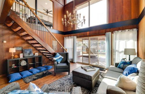 Dock and Fire Pit Lakefront Poconos Retreat! - Foto 3