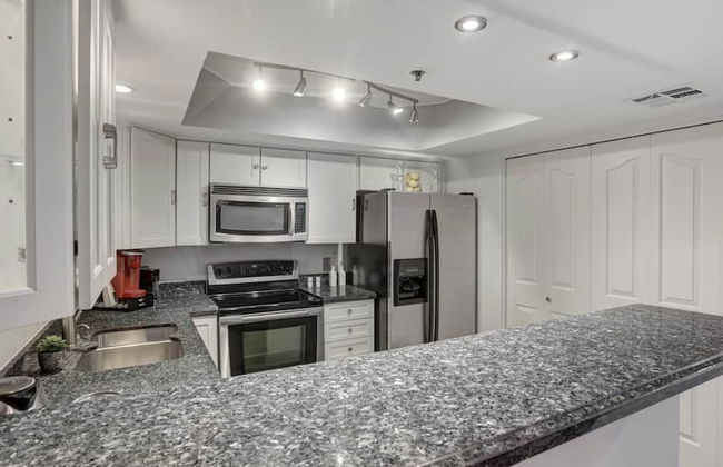 Executive 2 Bdrm Condo in the Heart of Biltmore! - Foto 26