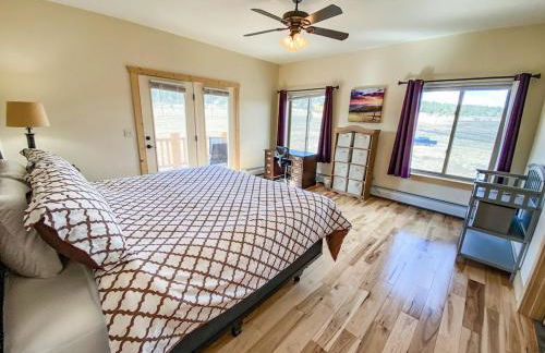 New! Beautiful, Spacious Modern Home on a Large Acreage - Peaks & Prairies Retreat - Foto 18